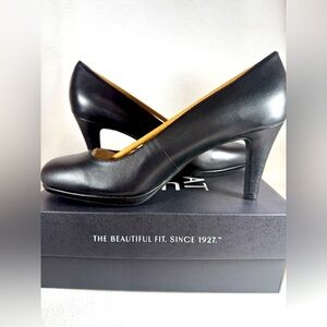 Naturalizer Micelle Pump. Black. Size 11 W.